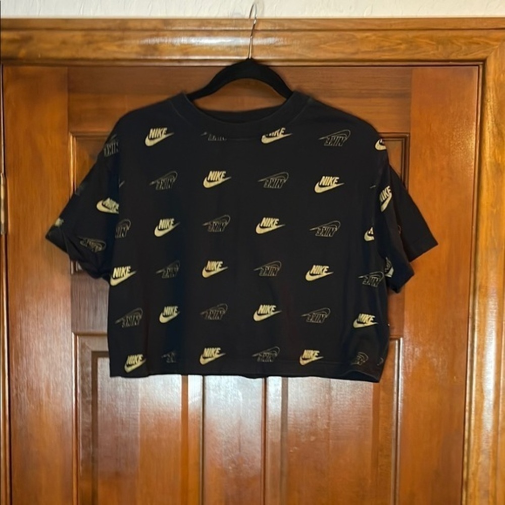 Nike cropped logo T-shirt, size medium